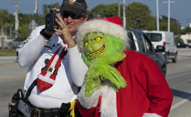 Oficeri i veshur si Grinch iu jep qepë shoferëve të cilët tejkalojnë limitin e shpejtësisë