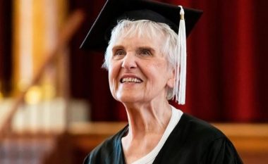 Kurrë nuk është vonë, gjyshja nga SHBA-të diplomon 71 vite pasi u regjistrua për herë të parë në fakultet