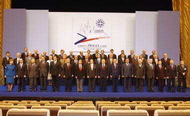 Viti 2002: Euro, zgjerimi i NATO-s dhe i BE-së