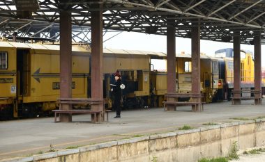 Kurti: Rehabilitimi i hekurudhës Fushë Kosovë-Mitrovicë shërben për lidhjen e vendit me rajonin