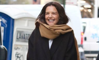 Katie Holmes, mjeshtre kombinimesh: Ky aksesor e bën çdo veshje dimri të duket e shtrenjtë