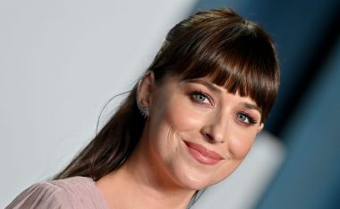 Dakota Johnson duket e panjohur me flokët e reja bionde platin