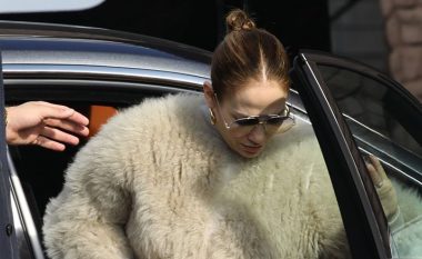 Jennifer Lopez ka veshur një kombinim ideal dimëror: Ka kombinuar një pallto të shkurtër gëzofi dhe xhinse