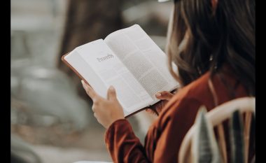 Nëse vendimi juaj për Vitin e Ri është të lexoni më shumë libra vitin tjetër, kjo është arsyeja pse nuk duhet ta bëni këtë
