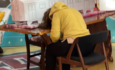 Policia hyn në galeri për të shpëtuar një grua ‘pavetëdije’ – ajo ishte një instalacion arti