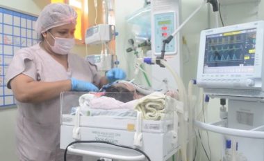 Braziliania lind një fëmijë me gjatësi prej 59 centimetrash dhe peshon 7.3 kilogramë
