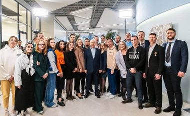 Putin bëhet objekt talljeje, pozon me këpucë me taka të larta për t’u dukur më i gjatë – detyroi studentet e shkurtra të qëndrojnë pranë tij