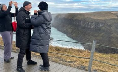 U gjunjëzua para partneres për t’i propozuar martesë, turistja ia prish befasinë islandezit
