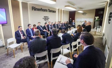 Fillojnë talljet me Vuçiqin që u pa i vetmuar në Davos – “Ai qëndron ulur pas shefit të tij, Kurtit”