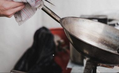 Si të mos ngjitet ushqimi në tigan: Shumica e njerëzve nuk e dinë këtë truk, por është i shpejtë dhe efektiv