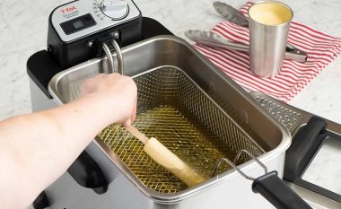 Truku për pastrimin e fritezës: Do të shkëlqejë si e re me vetëm katër përbërës
