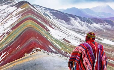 Me vijat e tij rozë dhe të verdha, “Mali i ylberit” duket sikur i përket një planeti tjetër