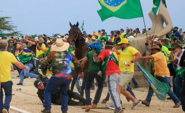 Protestat e dhunshme në Brazil – përveç sulmit ndaj policit, protestuesit tmerruan edhe kalin e tij