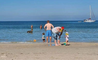 Një familje australiane mbeti e tmerruar pasi dalloi detajin rrëqethës në sfondin e fotos së tyre të plazhit