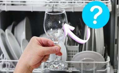 Edhe pse i lani në makinë, enët ende kanë njolla? Kontrolloni mos po e bëni këtë gabim
