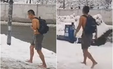 Një burrë u pa duke ecur zbathur dhe vetëm me pantallona të shkurtra në qytetin e Sarajevës