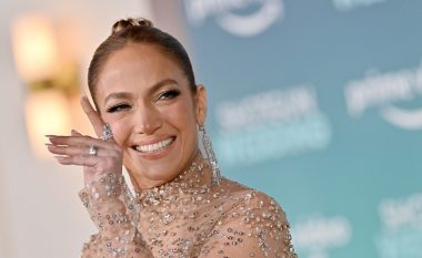 Jennifer Lopez shkëlqen me trendin e ri të thonjve me shkëlqim buzësh