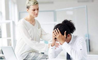 Kur një person është në vështirësi, mos thuaj këtë fjali – Cilat fraza duhet të shmangni