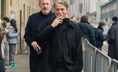 Mads Mikkelsen ishte i ftuar në Javën e Modës në Milano dhe dëshmoi pse është i preferuari i femrave