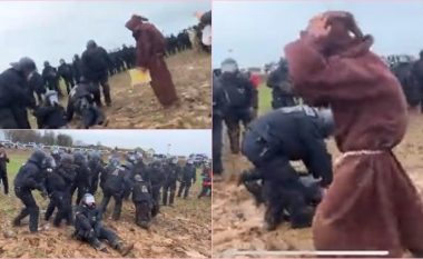 Shkuan “për të vënë nën kontroll protestën”, policët gjermanë ngecën në baltë – pamjet bëhen virale