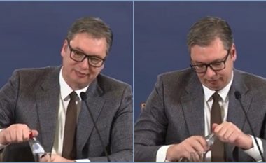 Vuçiqit ‘i nxjerrë punë’ edhe shishja e ujit – pamjet bëhen virale