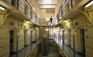 Pensionisti britanik i telefonon 7 mijë herë ndihmës së shpejtë dhe policisë, përfundon prapa grilave