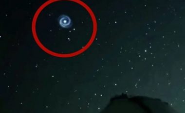 Një spirale fluturuese misterioze është parë në qiell gjatë natës mbi Havai
