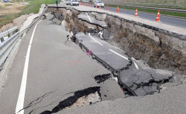 Shkëputet kontrata me kompaninë e cila ishte angazhuar për zgjerimin e rrugës Prishtinë-Mitrovicë