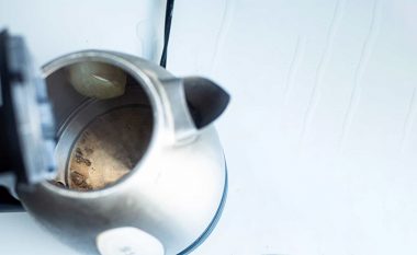 Është më efektiv se uthulla, më i mirë se soda e bukës: Ky përbërës largon më shpejt gurët e gëlqeres