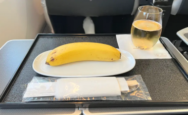 Porositi ushqim vegan në aeroplan, ja sollën një banane dhe 2 shkopinj