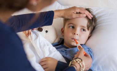 Nuk duhet të prisni që temperatura të rritet në 38.5 për ta ulur atë: Kur ekziston rreziku të ndodhin ngërçet