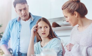 Gjërat që kurrë nuk duhet t’ua thoni adoleshentëve tuaj: Kjo do ta bëjë jetën më të lehtë