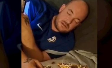 Videoja e një personazhi të dehur është bërë hit në rrjetet sociale – në vend të picës kafshon telefonin