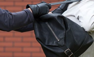 I maskuar dhe i armatosur ia grabit çantën një gruas në Pejë, rasti po hetohet