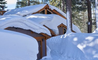 Videoja shfaq pamjet e jashtëzakonshme të “mureve nga bora” që kanë rrethuar Lake Tahoe-n