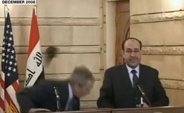 Ju kujtohet gazetari irakian që gjuajti me këpucë presidentin amerikan? Thotë se nuk pendohet për veprimin