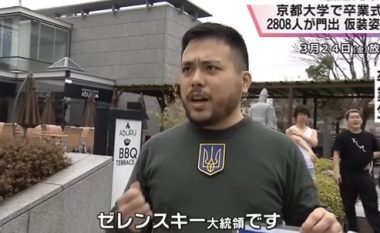 Studenti japonez shkon në ceremoninë e diplomimit i veshur sikur Zelensky, ngjashmëria me presidentin ukrainas është e ‘jashtëzakonshme’