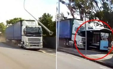 Humb vetëdijen prapa timonit, kamioni gjigant shkatërron gjithçka që i del rrugëve të qytetit australian – mrekullisht shpëton shoferi