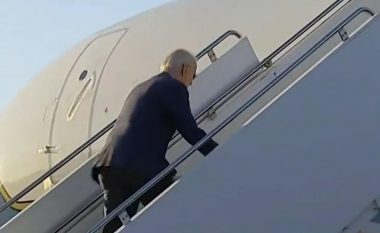 Biden pati sërish probleme me shkallët, për pak sa nuk u rrëzua derisa po futej në ‘Air Force One’