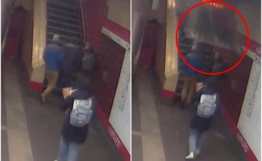 Po ngjitej shkallëve të metrosë në Boston, kalimtarja e rastit shpëton për një ‘fije floku’ – copëza e betonit bie pak centimetra larg saj