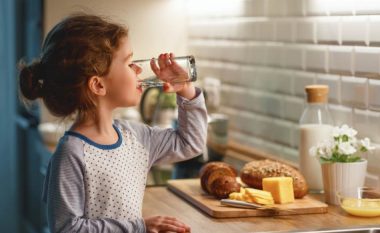 Nëse fëmija juaj pi shumë ujë dhe shkon shpesh në tualet, vizitoni pediatrin