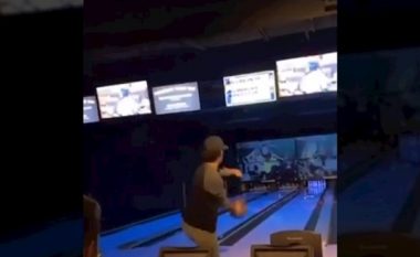Shihni se çfarë ndodh pasi një burrë u përpoq të hedhë topin e boulingut