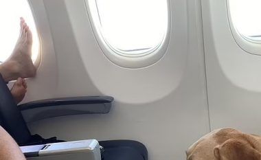 Pasagjeri merr kritika për gjestin e pahijshëm në aeroplan nga udhëtimi për në qytetin australian