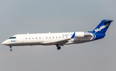 Stjuardesa shpërtheu në lot pas një “debati” me një koleg të saj në një aeroplan që po bëhej gati të fluturonte nga Kalifornia në Teksas – e pësuan të dy