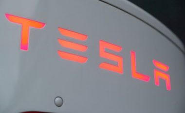 Tesla thotë se super-kompjuteri Dojo që do të çojë në nivel të ri teknologjinë vetë-drejtuese po vjen muajin tjetër