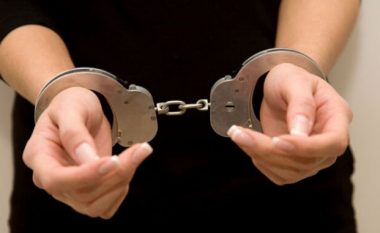 Rrahu burrin dhe fëmijët e mitur, policia arreston një grua në Istog