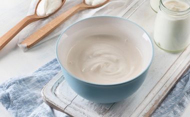 Nutricionistët “thyejnë” mitin se kosi me yndyrë të plotë është një zgjedhje e keqe