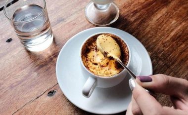 Një “specialitet” i pazakontë: Njerëz të shumtë dhe sportistë po vendosin vezë të pagatuara në kafe dhe ja pse…