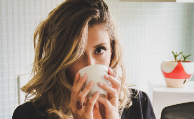 Ju pëlqen të pini kafe pa sheqer dhe të konsumoni ushqime me shije të hidhur – kjo vë në pah tiparet tuaja negative
