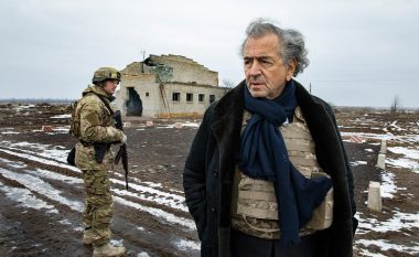 Filozofi polarizues francez zgjedh zonat e luftës e jo sallat e pritjes